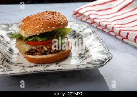 Ein Burger mit schwarzen Bohnen Stockfoto