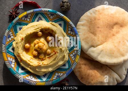 Hummus mit Pita-Brot. Klassisches israelisches Hummus Nahaufnahme Foto. Ausgewogene vegetarische Mahlzeit. Einnahmen aus dem Nahen Osten. Stockfoto