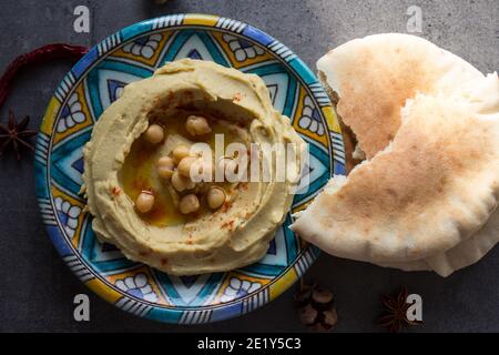 Hummus mit Pita-Brot. Klassisches israelisches Hummus Nahaufnahme Foto. Ausgewogene vegetarische Mahlzeit. Einnahmen aus dem Nahen Osten. Stockfoto