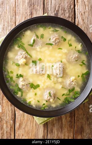 Sciusceddu ist eine Suppe in der italienischen Küche, die mit Fleischbällchen und zerbrochenen Eiern als Hauptzutaten zubereitet wird und als traditionelles Ostergericht in der Nähe von i serviert wird Stockfoto