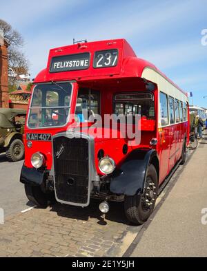 Vintage roten Bristol Bus geparkt an Felixstowe Küste. Stockfoto