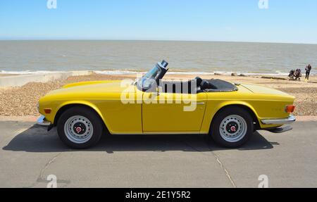 Classic Yellow Triumph TR6 an der Strandpromenade von Felixstowe. Stockfoto