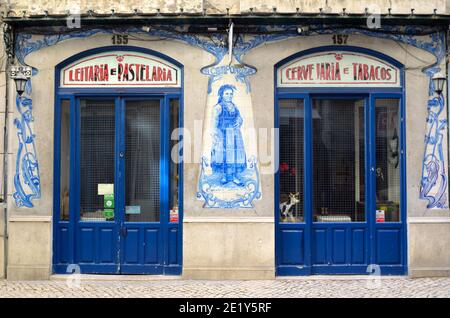 Alte traditionelle Ladenfront mit Keramikfliesen in Lissabon Portugal. Stockfoto