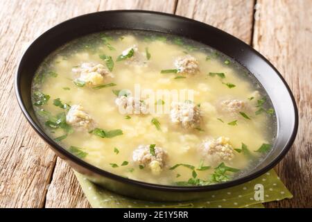 Ostern festliche italienische Suppe mit Fleischbällchen, Eier, Käse close-up in einer Schüssel auf dem Tisch. Horizontal Stockfoto
