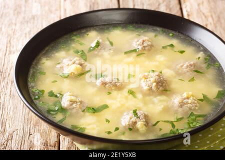 Sciusceddu ist ein traditionelles sizilianisches Gericht, mit kleinen Fleischbällchen in Brühe gekocht, gekrönt mit einer Mischung aus Eiern, Ricotta und Caciocavallo schließen Stockfoto