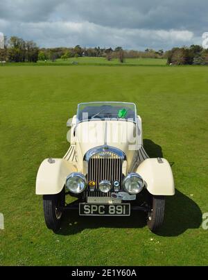 Klassische weiße Morgan Auto isoliert auf Gras geparkt. Stockfoto