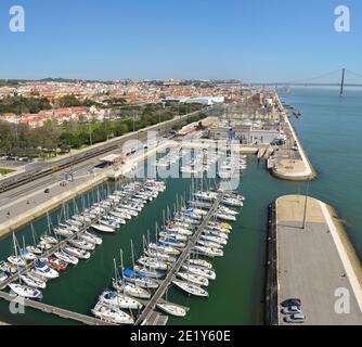 Belem Marina mit Yachten und dem Fluss Tejo und der Ponte 25 de Abril Lissabon Portugal. Stockfoto