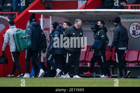 Crawley, Großbritannien. Januar 2021. Leeds United Manager Marcelo Bielsa bei der Schlusspfeife während des 3. Runde Spiels des FA Cup zwischen Crawley Town und Leeds United war das Spiel hinter verschlossenen Türen ohne Unterstützer aufgrund der aktuellen COVID-19 Pandemie-Regierung Lockdown im People's Pension Stadium, Crawley, England am 10. Januar 2021. Foto von Liam McAvoy/Prime Media Images. Kredit: Prime Media Images/Alamy Live Nachrichten Stockfoto