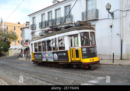 Straßenbahn in den alten Straßen des Alfama-Viertels von Lissabon Portugal Stockfoto