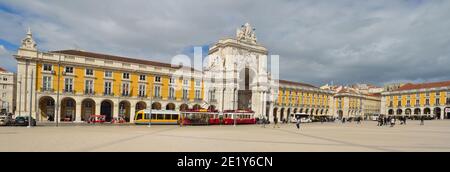 Praca do Comercio Lissabon Portugal mit Straßenbahnen und Menschen Stockfoto