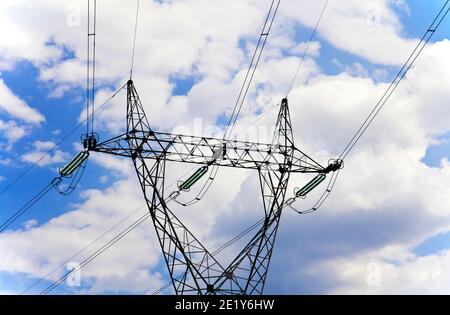 Elektrische Stromleitungen unter einem blauen Himmel Stockfoto