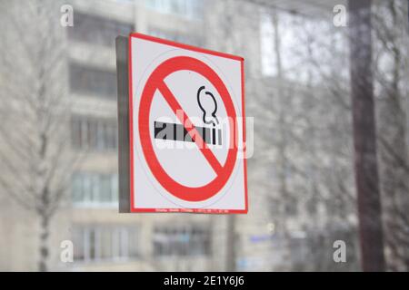 Kein Rauchzeichen an Glastür, Konzept der Gesundheitsfürsorge, Raucherentwöhnung. Rauchen Zigarette in einem durchgestrichenen roten Kreis. Stock Foto mit leerem Raum Stockfoto