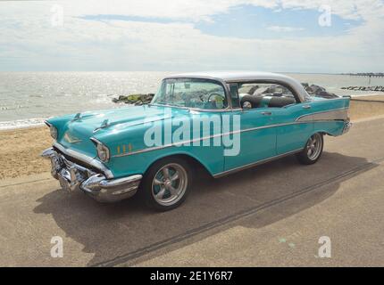 Classic Light Blue Chevrolet Belair auf der Felixstowe Strandpromenade. Stockfoto