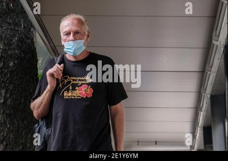 Kuala Lumpur, Malaysia. Januar 2021. Ein älterer Mann mit Gesichtsmaske als Vorsichtsmaßnahme gegen die Ausbreitung von Covid-19 Spaziergängen in Kuala Lumpur. Kredit: Faris Hadziq/SOPA Images/ZUMA Wire/Alamy Live Nachrichten Stockfoto