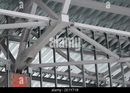 Eine alte Stahl-Metall-Farm. Struktur aus Metall-Struktur der Frame-Typ Industriegebäude. Leichte Metallrahmenkonstruktion. Hochwertige Fotos Stockfoto