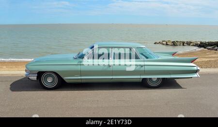 Der klassische Cadillac Sedan de Ville Motorwagen wird am Meer von Felixstowe gezeigt. Stockfoto