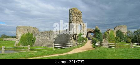 Pevensey Castle für die Öffentlichkeit zugänglich. Stockfoto