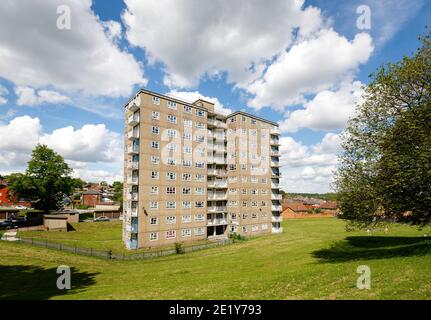 Wohnblock an einem sonnigen Tag in Großbritannien. Raynville Court, Bramley Leeds, England Stockfoto