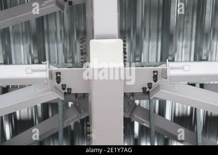 Eine alte Stahl-Metall-Farm. Struktur aus Metall-Struktur der Frame-Typ Industriegebäude. Leichte Metallrahmenkonstruktion. Hochwertige Fotos Stockfoto