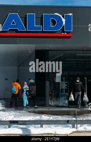 Madrid, Spanien - 10. Januar 2021 - EIN andauernder Schneesturm hat weite Teile Spaniens mit einem 50-jährigen Schneerekord überschüttet. Leute kaufen in Aldi ein Stockfoto