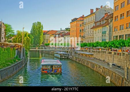 Fluss Ljubljanica im Stadtzentrum von Ljubljana, Hauptstadt von Slowenien. Stockfoto