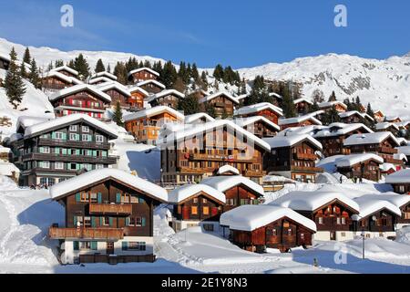 Eine typische Winterszene eines Winterskigebiets in den Alpen. Dieses besondere Dorf ist die Bettmeralp im Kanton Wallis, Schweiz. Wie die Stockfoto