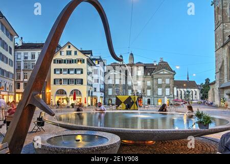 Nachtszene auf dem Münsterhof im Lindenhof in der Altstadt Zürich, Schweiz. Der Platz wurde 2016 umgestaltet, um ihn voll zu machen Stockfoto