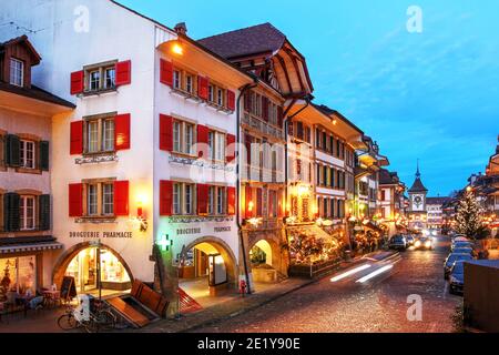 Nachtszene mit Weihnachtsschmuck in der Altstadt von Murten (Morat auf Französisch) im Kanton Freiburg, entlang der Hauptgasse mit Stockfoto