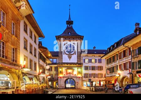 Nachtszene mit Weihnachtsschmuck in der Altstadt von Murten (Morat auf Französisch) im Kanton Freiburg, entlang der Hauptgasse mit Stockfoto