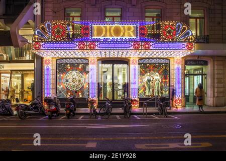 Genf, Schweiz - 19. Dezember 2020 - Dior Store in Genf, Schweiz wunderschön dekoriert für die Weihnachtszeit 2020-2021 von luminarie Lights des Stockfoto