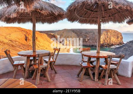 Entspannen Sie sich am Strand Papagayo auf der Insel Lanzarote im Kanarischen Archipel, Spanien und beobachten Sie die Farben des Sonnenuntergangs. Stockfoto