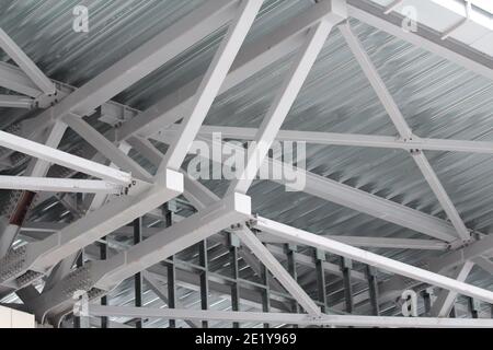 Eine alte Stahl-Metall-Farm. Struktur aus Metall-Struktur der Frame-Typ Industriegebäude. Leichte Metallrahmenkonstruktion. Hochwertige Fotos Stockfoto
