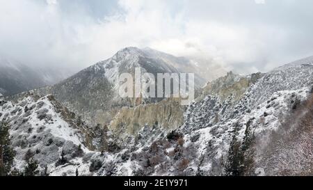 Landschaft in der Nähe von Manang auf dem Weg nach Yak Kharka nach Schneefall, Annapurna Umrundung, Nepal Stockfoto