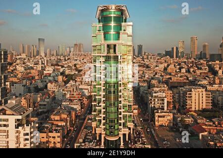 Luftaufnahme von Tel Aviv Waterfront mit Fokus auf die Luxus Isrotel Royal Beach Tel Aviv Hotel und der Stadt Skyline im Hintergrund am goldenen Stockfoto