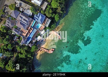 Luftaufnahme des Moxon Beach Club am nördlichen Ufer von Jamaika in Boscobel Ocho Rios, St. Mary Pfarrei. Das unkonventionelle Hotel hat einen kleinen privaten Strand Stockfoto