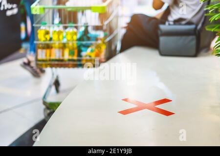 Alternative Sitzplatzmarkierung für soziale Abstandsregeln in der Mall Abstand für einen Sitz von anderen Personen vor Corona Virus (COVID-19) zu schützen, sozial Stockfoto