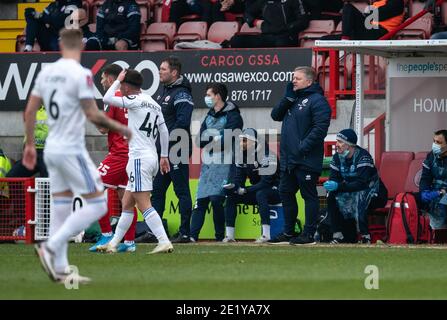 Crawley, Großbritannien. Januar 2021. Crawley Town Manager John Yems bellt die Aufträge während des FA Cup 3. Runde Spiel zwischen Crawley Town und Leeds United, das Spiel war hinter verschlossenen Türen ohne Unterstützer aufgrund der aktuellen COVID-19 Pandemie Regierung Sperre im People's Pension Stadium, Crawley, England am 10. Januar 2021. Foto von Liam McAvoy/Prime Media Images. Kredit: Prime Media Images/Alamy Live Nachrichten Stockfoto