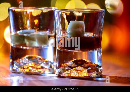 Gläser Single Malt und gemischter Scotch Whisky werden in der Bar in Edinburgh, Schottland, serviert, mit Partylicht im Hintergrund Stockfoto