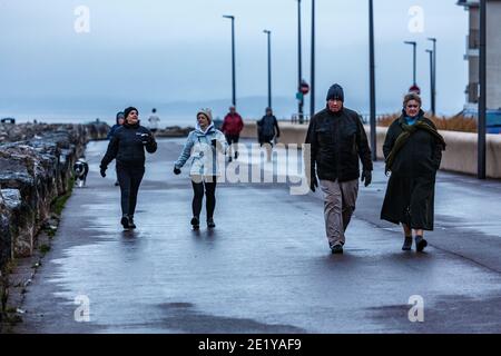 Morecambe, Lancashire, Großbritannien. 10. Jan, 2021. Sozial distanzierte Bewegung entlang der Promenade in Morecambe Credit: PN News/Alamy Live News Stockfoto