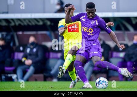 ANTWERPEN, BELGIEN - 10. JANUAR: Nurio Fortuna von KAA Gent, Ismaila Coulibaly von Beerkot v.a. während des Pro League-Spiels von Beerkot VA und KAA Gent am 10. Januar 2021 in der Sporthal Kiel in Antwerpen, Belgien (Foto: Jeroen Meuwsen/BSR AgencyOrange PicturesAlamy Live News) Stockfoto