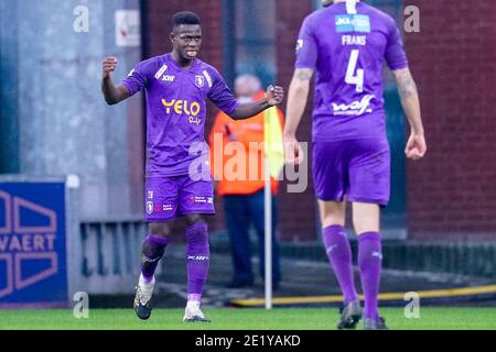 ANTWERPEN, BELGIEN - 10. JANUAR: Ismaila Coulibaly von Beerschot v.a. feiert Torspiel mit Team (1:0) während des Pro League-Spiels zwischen Beerkot VA und KAA Gent am 10. Januar 2021 in der Sporthal Kiel in Antwerpen, Belgien (Foto: Jeroen Meuwsen/BSR AgencyOrange BilderAlamy Live News) Stockfoto