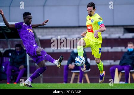 ANTWERPEN, BELGIEN - 10. JANUAR: Ismaila Coulibaly von Beerkot V.A., Sven Kums von KAA Gent während des Pro League-Spiels von Beerkot VA und KAA Gent am 10. Januar 2021 in der Sporthal Kiel in Antwerpen, Belgien (Foto: Jeroen Meuwsen/BSR AgencyOrange BilderAlamy Live News) Stockfoto