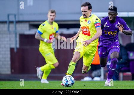 ANTWERPEN, BELGIEN - JANUAR 10: Sven Kums von KAA Gent ; Ismaila Coulibaly von Beerkot v.a. während des Pro League-Spiels von Beerkot VA und KAA Gent am 10. Januar 2021 in der Sporthal Kiel in Antwerpen, Belgien (Foto: Jeroen Meuwsen/BSR AgencyOrange BilderAlamy Live News) Stockfoto