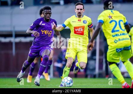 ANTWERPEN, BELGIEN - JANUAR 10: Sven Kums von KAA Gent ; Ismaila Coulibaly von Beerkot v.a. während des Pro League-Spiels von Beerkot VA und KAA Gent am 10. Januar 2021 in der Sporthal Kiel in Antwerpen, Belgien (Foto: Jeroen Meuwsen/BSR AgencyOrange BilderAlamy Live News) Stockfoto