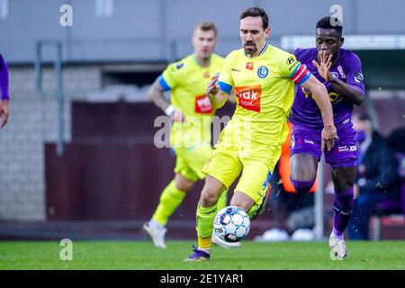 ANTWERPEN, BELGIEN - JANUAR 10: Sven Kums von KAA Gent ; Ismaila Coulibaly von Beerschot v.a. während des Pro League Spiels zwischen Beerschot VA und KAA Stockfoto