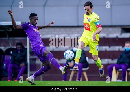 ANTWERPEN, BELGIEN - JANUAR 10: Ismaila Coulibaly von Beerkot V.A., Sven Kums von KAA Gent während des Pro League-Spiels zwischen Beerkot VA und KAA G. Stockfoto