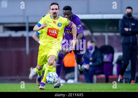 ANTWERPEN, BELGIEN - JANUAR 10: Sven Kums von KAA Gent ; Ismaila Coulibaly von Beerschot v.a. während des Pro League Spiels zwischen Beerschot VA und KAA Stockfoto