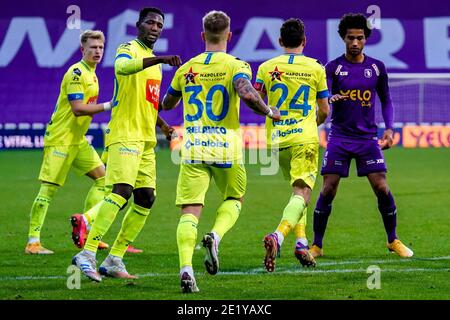 ANTWERPEN, BELGIEN - JANUAR 10: Sven Kums von KAA Gent feiert Torspiel mit Team (1:1) im Pro League Spiel zwischen Beerkot VA und KAA Gent A. Stockfoto