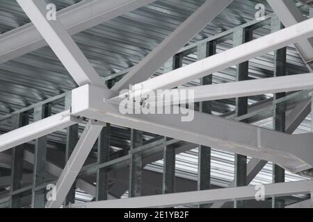 Eine alte Stahl-Metall-Farm. Struktur aus Metall-Struktur der Frame-Typ Industriegebäude. Leichte Metallrahmenkonstruktion. Hochwertige Fotos Stockfoto