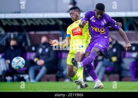 ANTWERPEN, BELGIEN - JANUAR 10: Nurio Fortuna von KAA Gent, Ismaila Coulibaly von Beerschot v.a. während des Pro League Spiels zwischen Beerschot VA und K Stockfoto